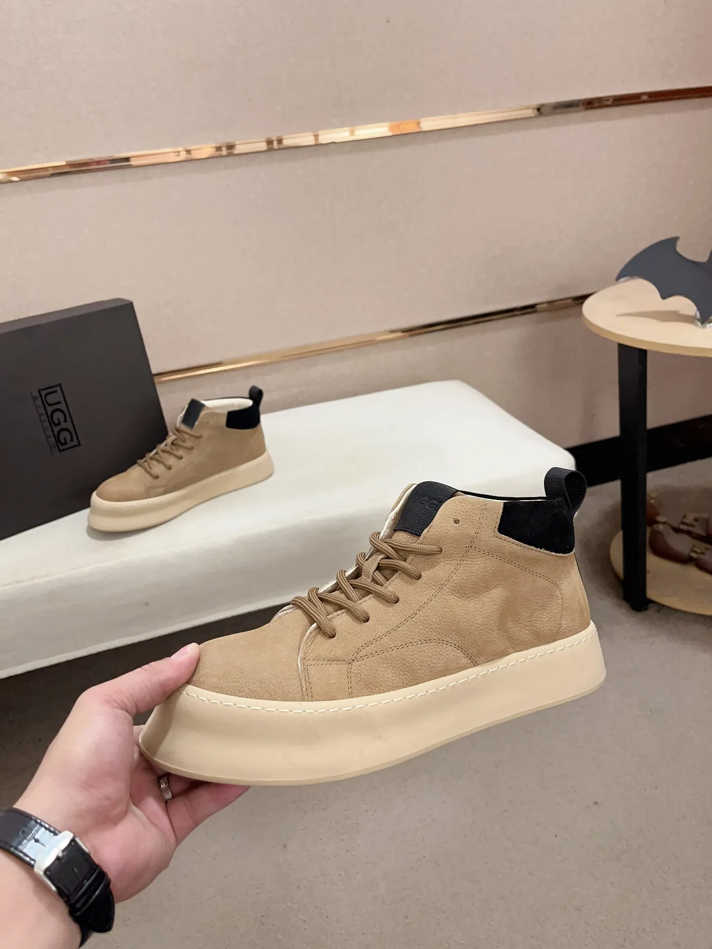 Factory price: 740💰North American men's shoes Ugg ☃️In the special sale of new high-quality men's shoes snow boots in autumn and winter, the nemesis of extreme cold weather! Made of cowhide leather, merino wool lining, and original outsole, whether driving, outdoor or daily wear, there is always one that suits you! Code number 39-44